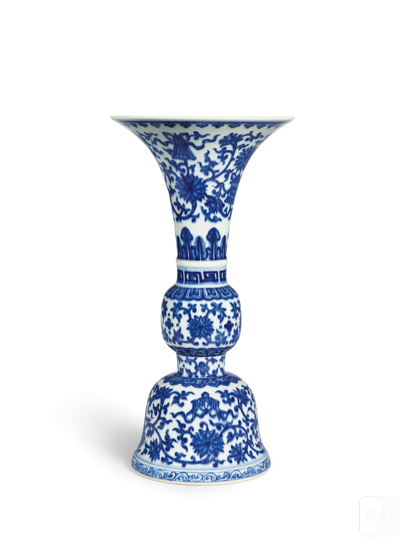 A blue and white 'bajixiang' vase, gu, Seal mark and period of Qianlong | 清乾隆 青花八吉祥花觚《大清乾隆年製》款 - 图1